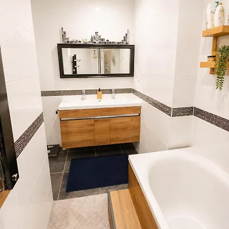 Maison Cosy En Plein Centre De 7 Personnes Et 1 Bebe Avec Patio דירה *